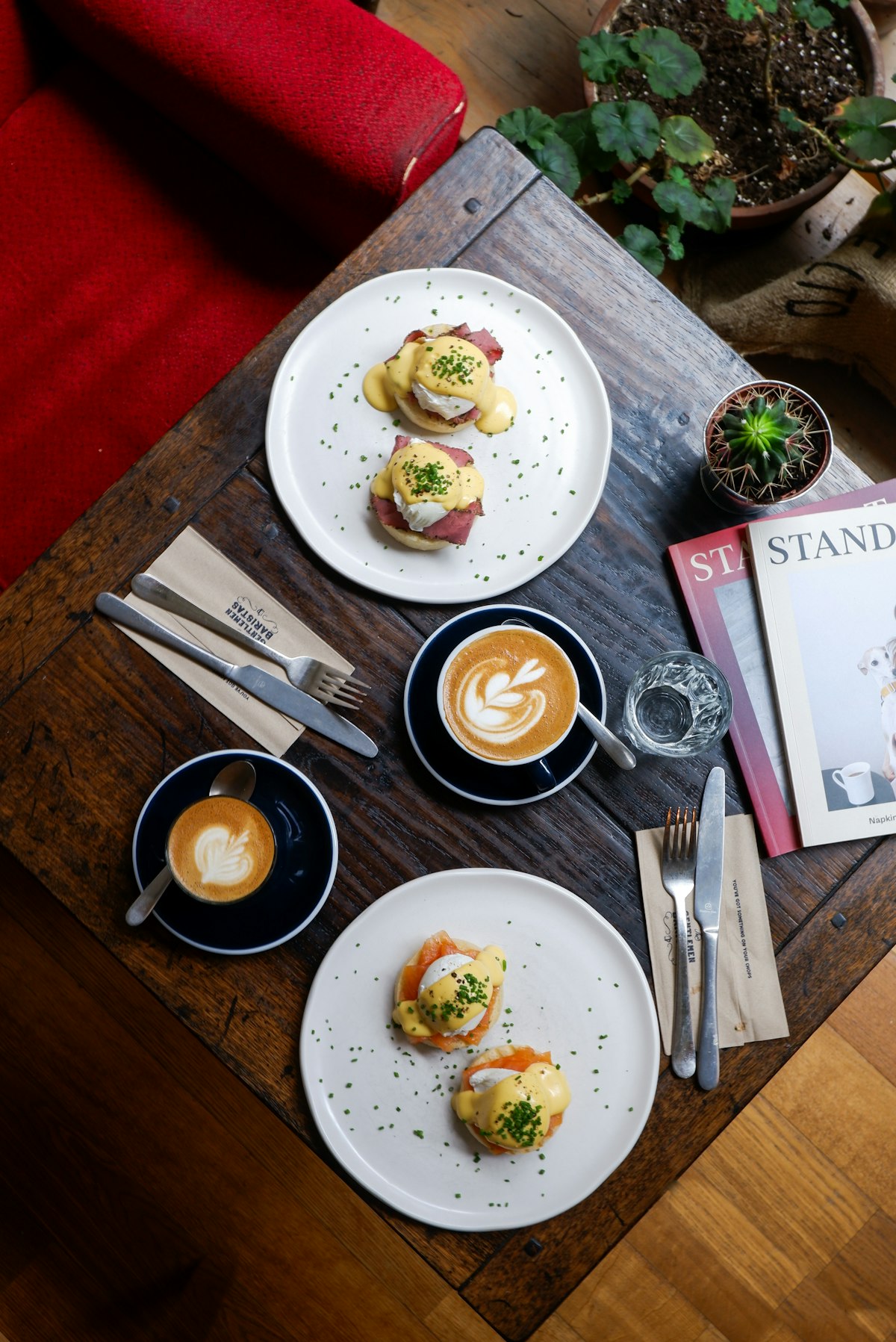 Tavola apparecchiata con caffè e piatti fatti in casa per un piccolo evento