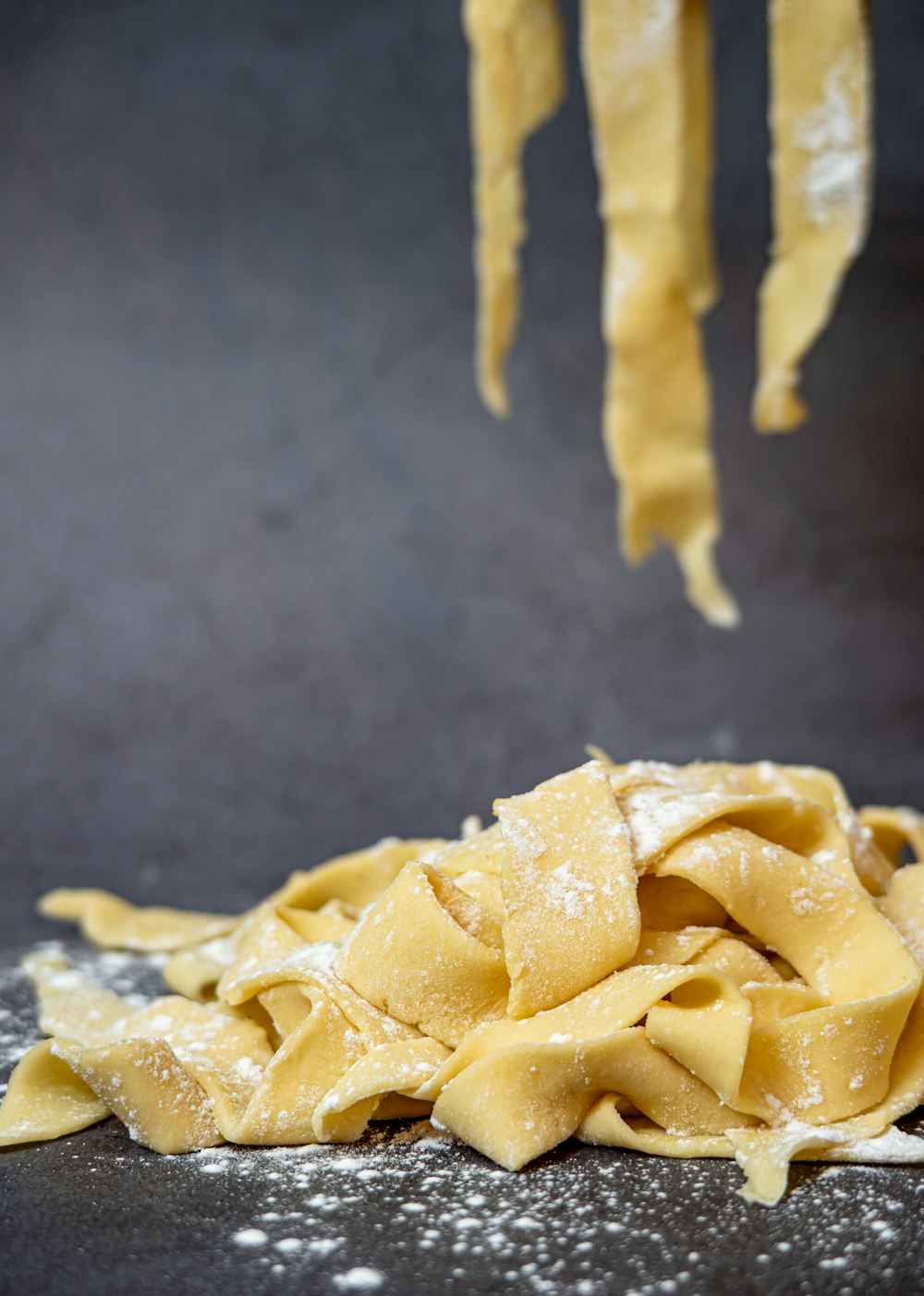 Pasta fresca artigianale esposta in bottega