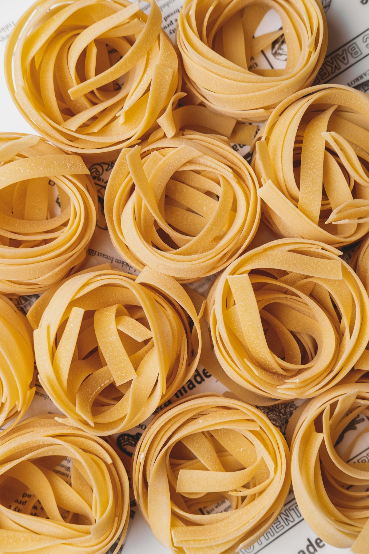 Nidi di pasta fresca fatta a mano su un piano infarinato
